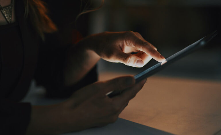 El uso del celular en la oscuridad podría esconder un peligro irreversible