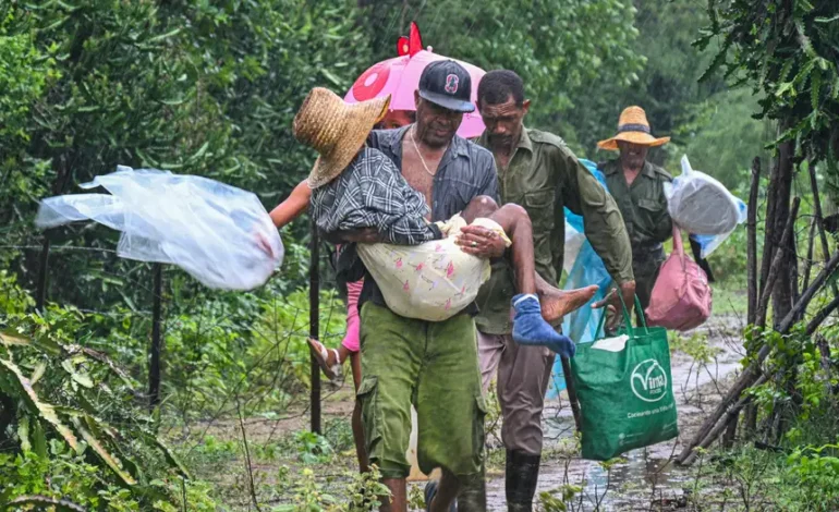 El «extremadamente peligroso» huracán Melissa llega a Cuba