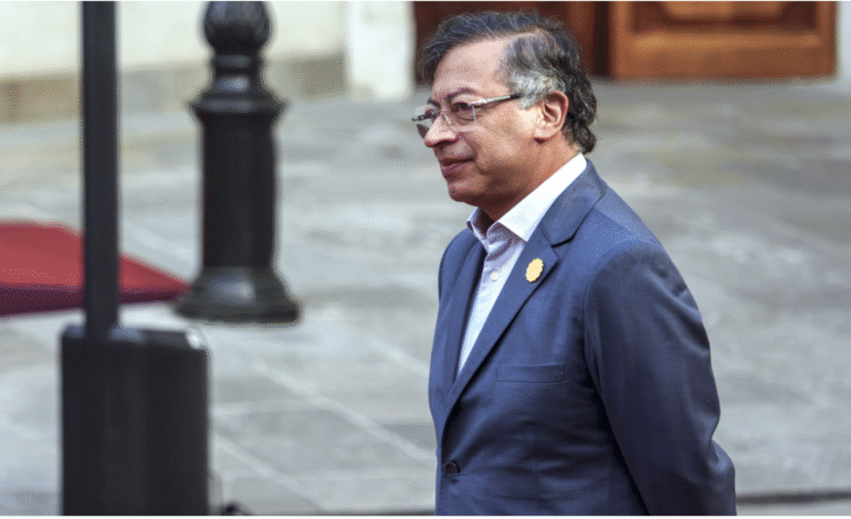  Colombia exige a EE.UU. que «aclare» una foto diseñada con IA de Petro en prisión 