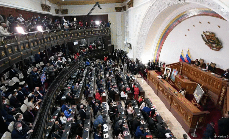  Venezuela aprueba ley ante despliegue militar estadounidense 