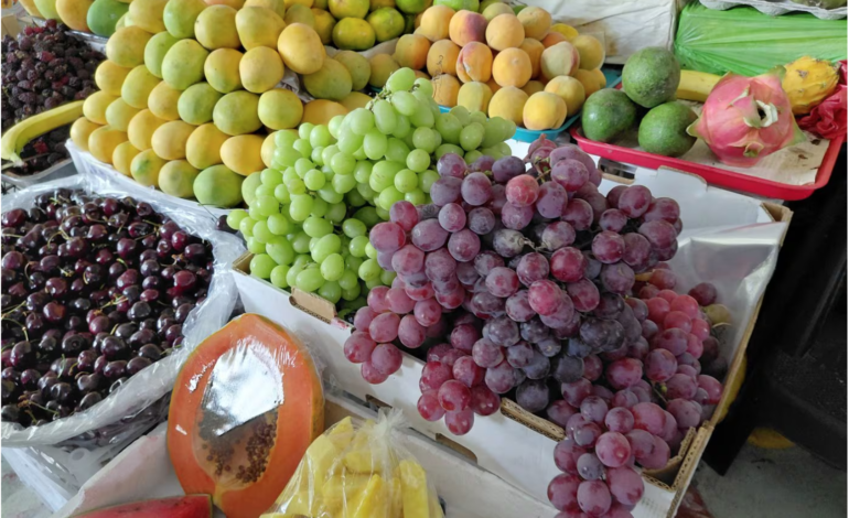  Uvas, cerezas y agua florida lideran la demanda en mercados de Guayaquil para cábalas de fin de año