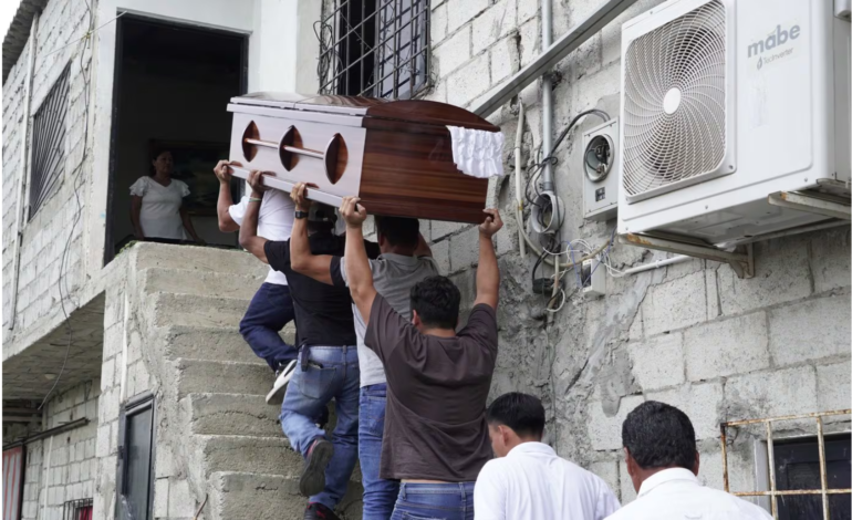  Profesor de fútbol que falleció en Samanes es velado en el noroeste de Guayaquil: “Murió electrocutado y eso le causó un paro cardíaco” 