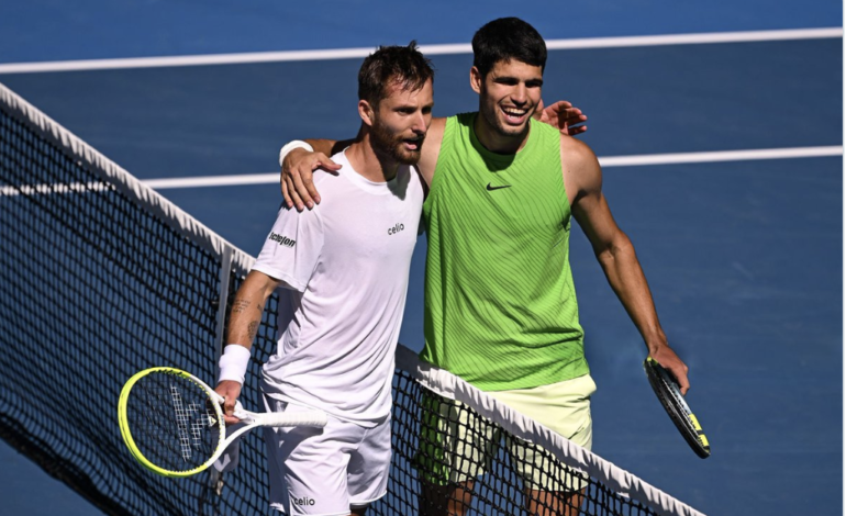  Alcaraz sigue creciendo en Australia y se mete en octavos tras derrotar al francés Moutet