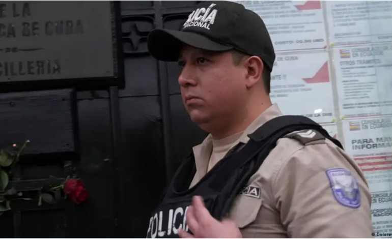  Ecuador expulsa al embajador y a toda la misión de Cuba