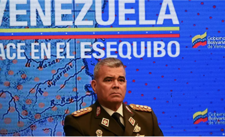  Presidente de Venezuela destituye a Vladimir Padrino