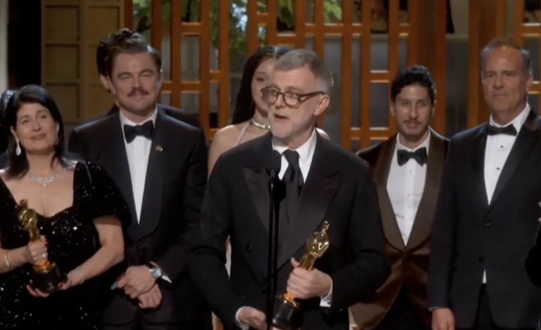  ‘Una batalla tras otra’ gana el duelo de los Oscar con seis premios en una gala ajena a la política y a la guerra