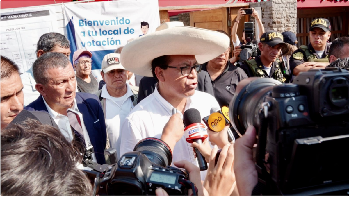 «El santo pueblo ha hablado»: El delfín de Pedro Castillo roza su pase al balotaje en Perú 