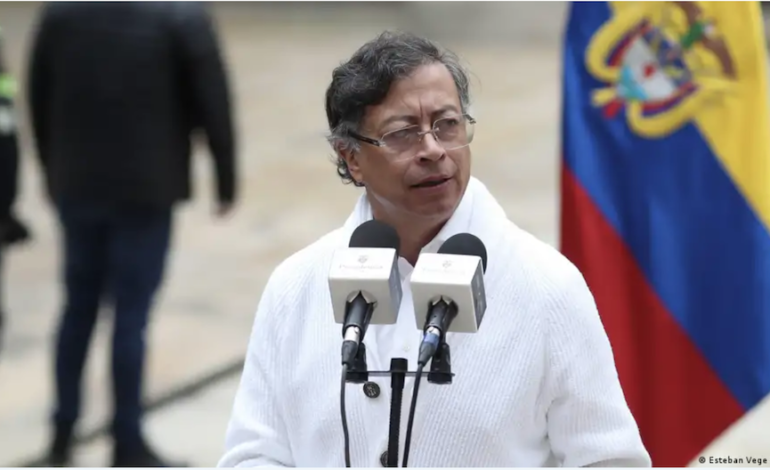  Petro acusa a Noboa de «entregar la frontera a la mafia”