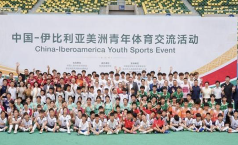  Pasión por el fútbol conecta a universitarios de China e Iberoamérica durante encuentro juvenil en Hangzhou