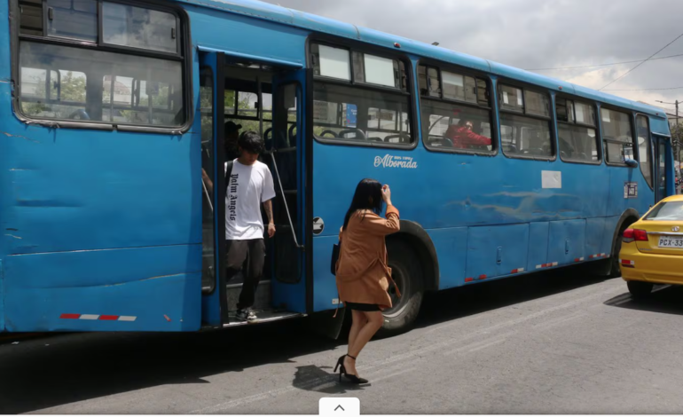  ‘Con ese servicio, imposible que suban la tarifa’: quiteños rechazan alza en el pasaje del transporte público