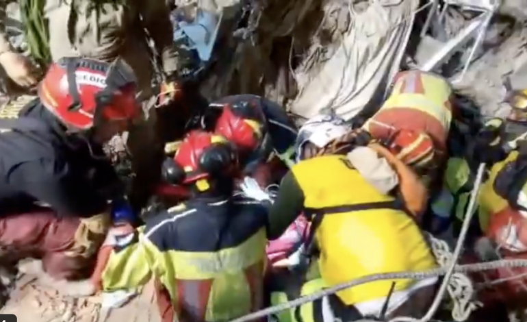  ¡Milagro entre los escombros! Bomberos de Quito rescatan con vida a un niño cinco días después del terremoto en Venezuela