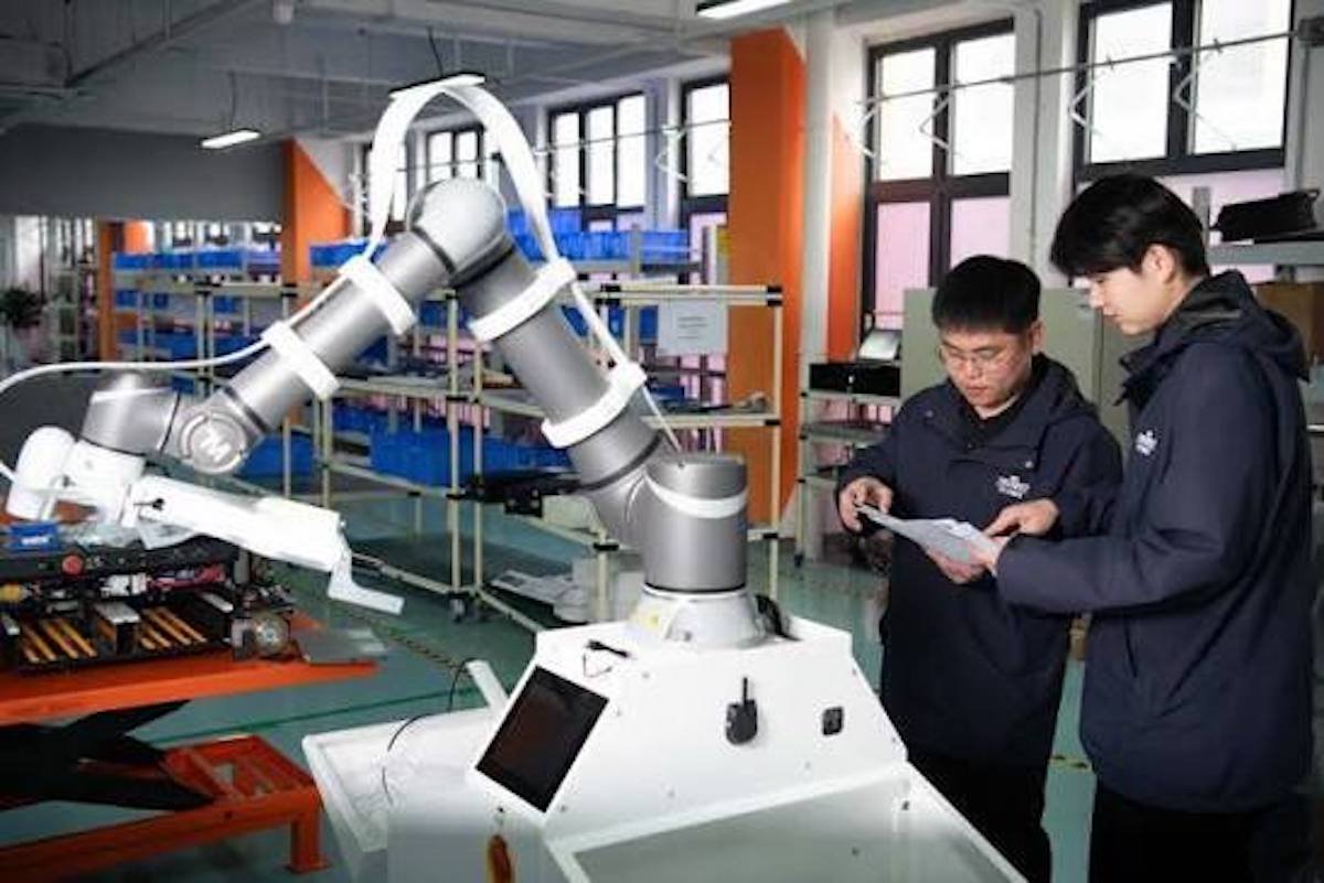 Premier chino enfatiza esfuerzos para impulsar la fabricación de equipos de alta gama