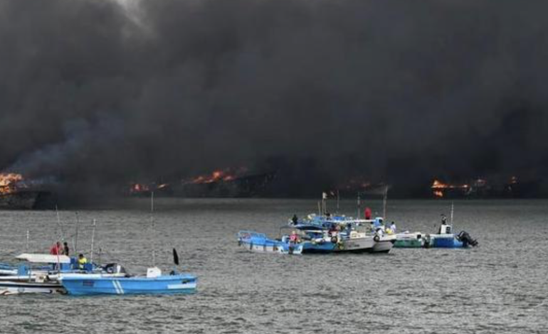  Dos heridos y 35 embarcaciones destruidas deja incendio en puerto de Manta en Ecuador