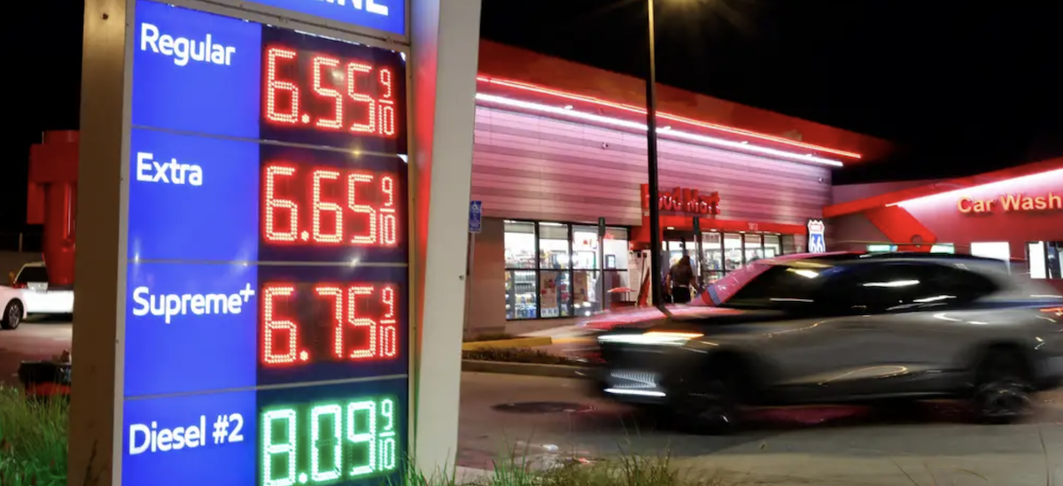 Trump urge bajar precio de gasolina a 2,50 dólares por galón