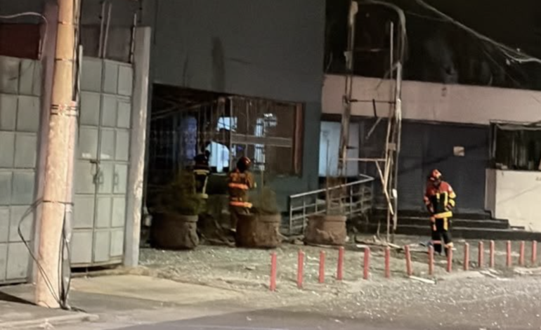  ¡Madrugada de terror en Quito! Dos explosiones sacuden el norte de la capital y un vehículo aparece incendiado
