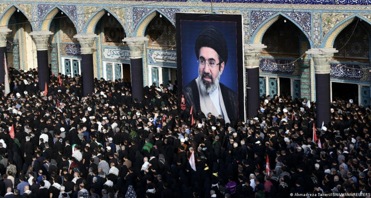 Irán: miles de personas despiden al ayatola Jamenei en Qom