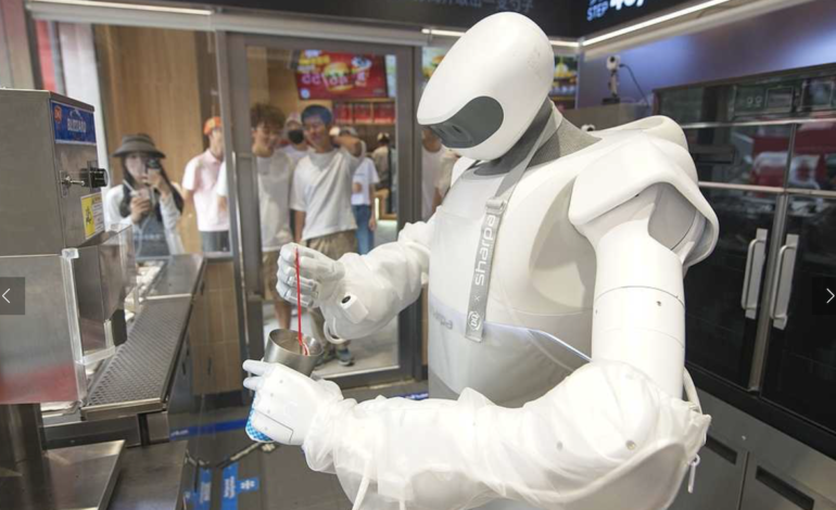  Abre sus puertas en Shanghai una heladería con un robot humanoide