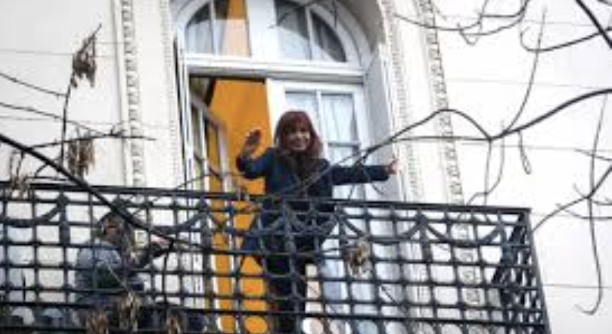 Justicia argentina embarga apartamento donde Cristina Fernández cumple pena domiciliaria