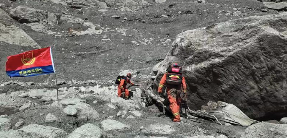 Nepal.- Equipos de rescate realizan búsqueda exhaustiva en puerto de Gyirong, impactado por avalancha de lodo