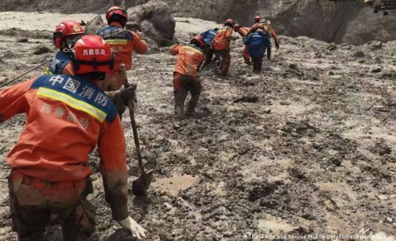  Nepal intenta abrir túneles donde habría casi mil trabajadores