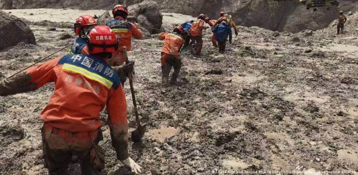 Nepal intenta abrir túneles donde habría casi mil trabajadores