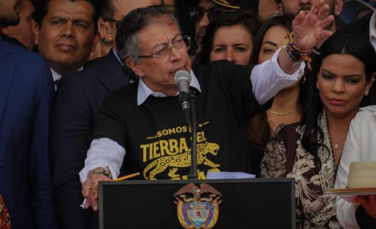  Petro presenta informe de Interpol que descarta nexos suyos con narcotráfico u otros delitos