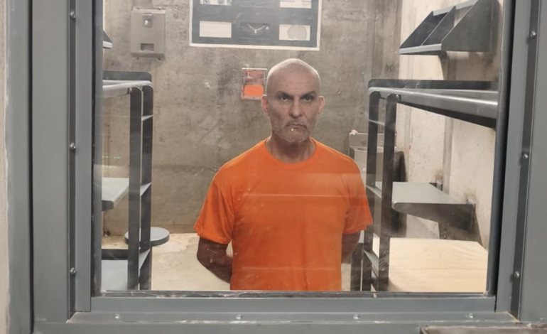 Presidente de Ecuador publica foto de exministro deportado desde EEUU vinculado a crimen