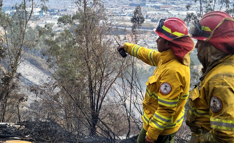  Más de 300 °C y una madrugada contra el fuego: incendio en La Bota mantiene en alerta a Quito