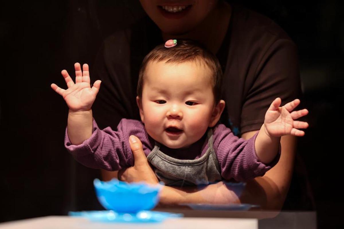 China amplía cobertura de seguro de maternidad para fomentar sociedad favorable a la natalidad