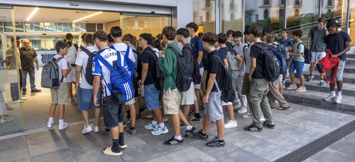 Las causas del desmoronamiento educativo en PISA: los alumnos no leen, están menos dispuestos a esforzarse y crecen con el móvil