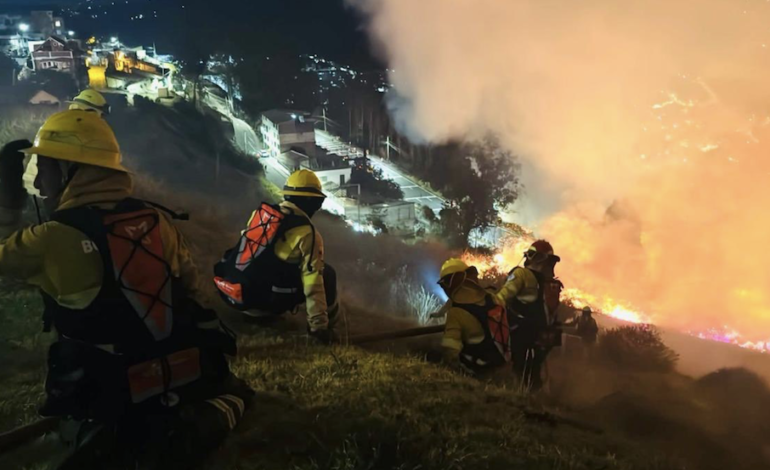  Quito vuelve a arder: más de 100 bomberos combaten dos líneas de fuego en La Vicentina e Itchimbía