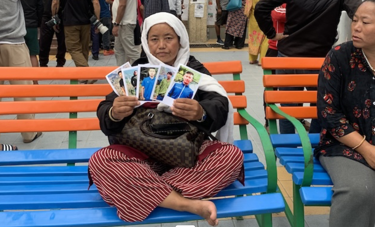 Familias nepalíes buscan desesperadamente a las víctimas del «tsunami del Himalaya»