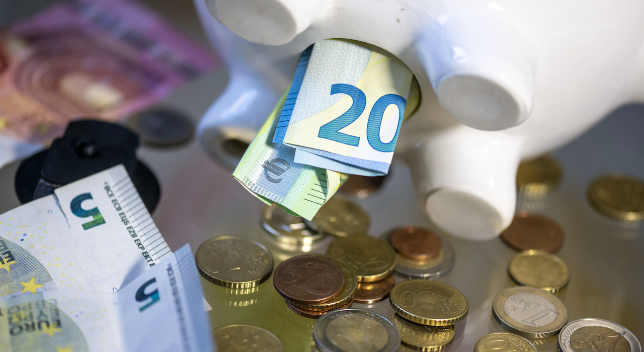 Alemanes ahorran 18,9 % de ingresos, solo superados por los suizos