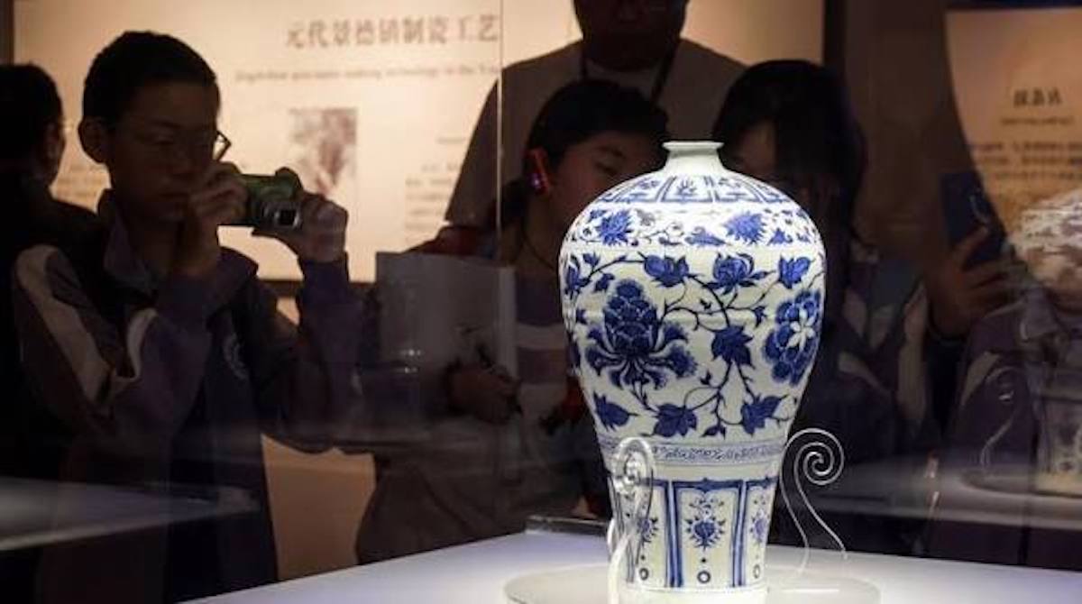 Jóvenes chinos y españoles intercambian ideas sobre herencia e innovación de artesanía cerámica en Jingdezhen