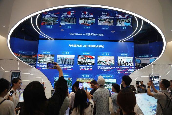  Periodistas latinoamericanos visitan «fábrica faro» en Qinhuangdao para conocer de primera mano fabricación inteligente de China