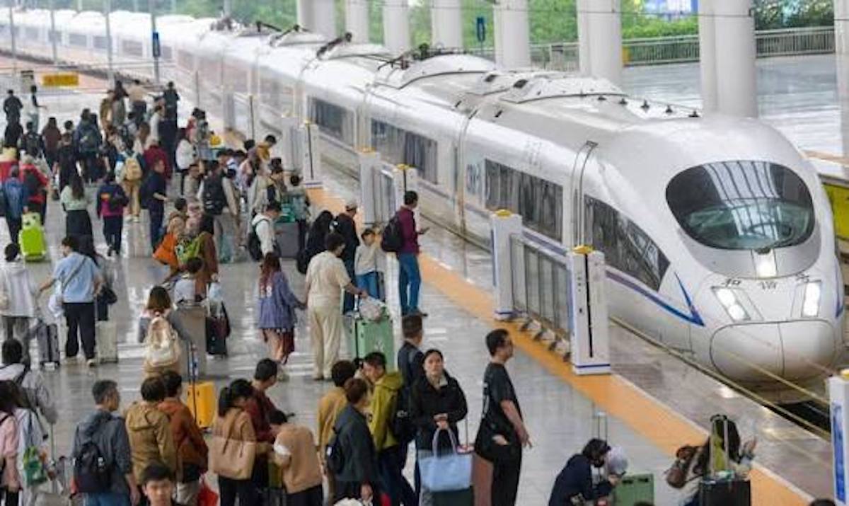 Viajes de pasajeros en tren en China alcanzan récord diario