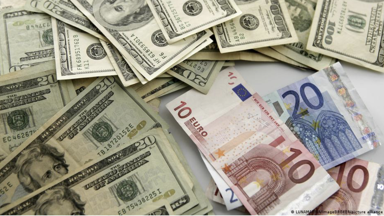Caída del euro frente al dólar despierta temores en la eurozona