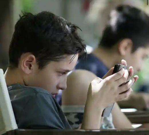  Grecia prohíbe por ley el acceso a las redes sociales a los menores de 15 años