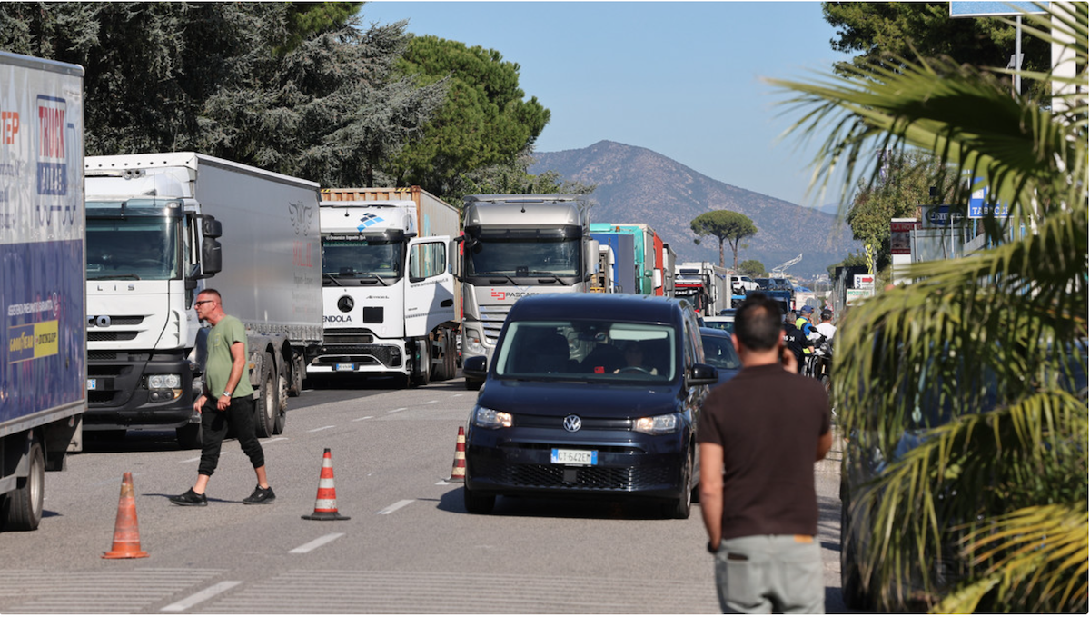 ¿Sin alimentos frescos ni combustibles?: bloqueos de camioneros provocan caos en Italia