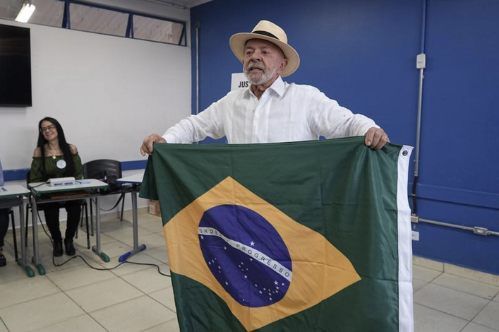  Lula afirma que Brasil elige este domingo entre fortalecer la democracia o la «barbarie»
