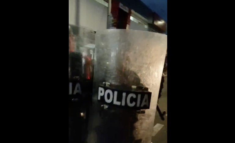  Policía ecuatoriana disuelve con gas pimienta una marcha en la capital contra el Gobierno
